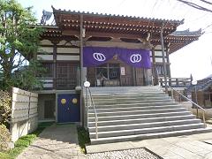 中央に広い階段が設置された東福寺の建物外観の写真