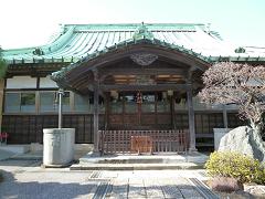 右手前に植木が植えられている東漸寺本堂の建物外観の写真