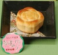 お皿の上にバラの形の和菓子「谷津のばら」が置かれてある写真