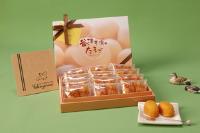 白色のお皿に置かれたお菓子と箱詰めされた谷津干潟の卵のお菓子の写真