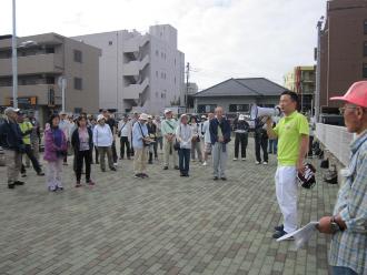 集まった参加者の前に立ち拡声器を使って話をしている宮本市長の写真