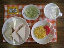 サンドイッチ、スクランブルエッグなど、3歳児の昼食の写真