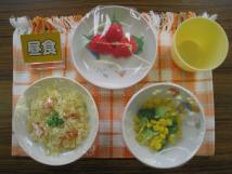 ピラフ、サラダ、イチゴなど、1歳6か月児の昼食の写真
