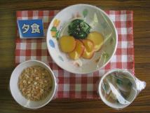味噌汁、温野菜など、3歳児の夕食の写真