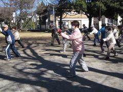 公園で太極拳をしている手塚勝子さんの写真