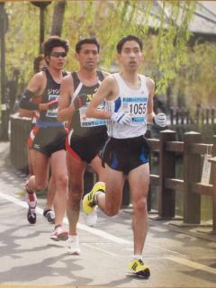 ゼッケンをつけてマラソンをしている先頭の青野さんと、他3名の選手の写真