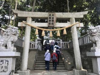 大原神社の鳥居をくぐり、階段を登っている参加者の写真