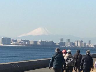 海の向こうに見える富士山を眺めている参加者の写真