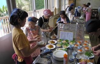 作業をしている参加者と調理台に並んでいる完成した料理の写真