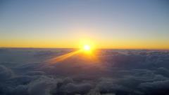 地平線から太陽が昇りオレンジ色に輝いている富士山8合目でのご来光の写真