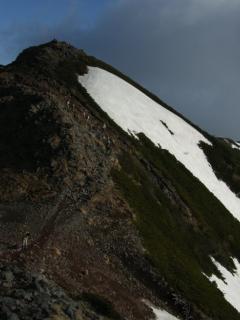 斜面に少し雪が残っている八ヶ岳の写真