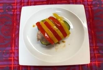 赤と黄色のパプリカが鮮やかな、鶏ささみといろどり野菜のミルフィーユ仕立ての写真