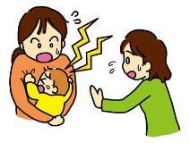 お母さんにしがみついて泣いている赤ちゃん、赤ちゃんに声をかけようとしている女性のイラスト（乳児期 こんなこと、あるある！！（人見知りがはげしい）ページへのリンク）