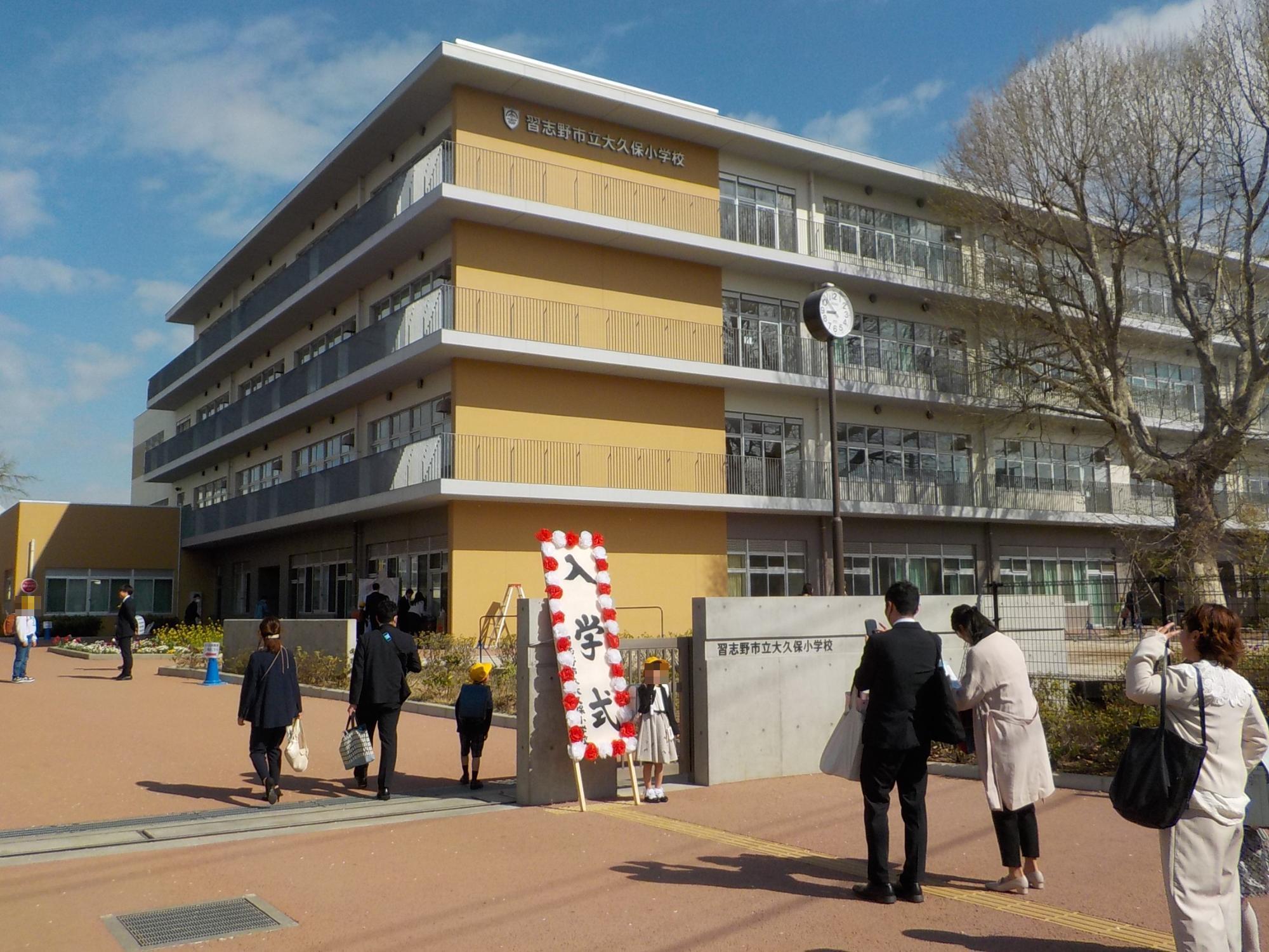 正門前で記念撮影