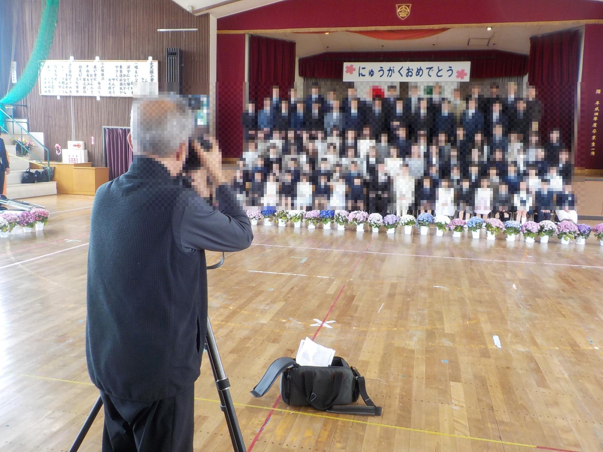 保護者と一緒にクラス写真