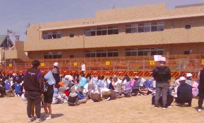 防災頭巾をかぶって、グラウンド迄避難します。