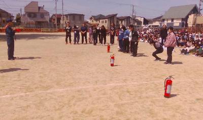 消防署の方から消火器使用の説明