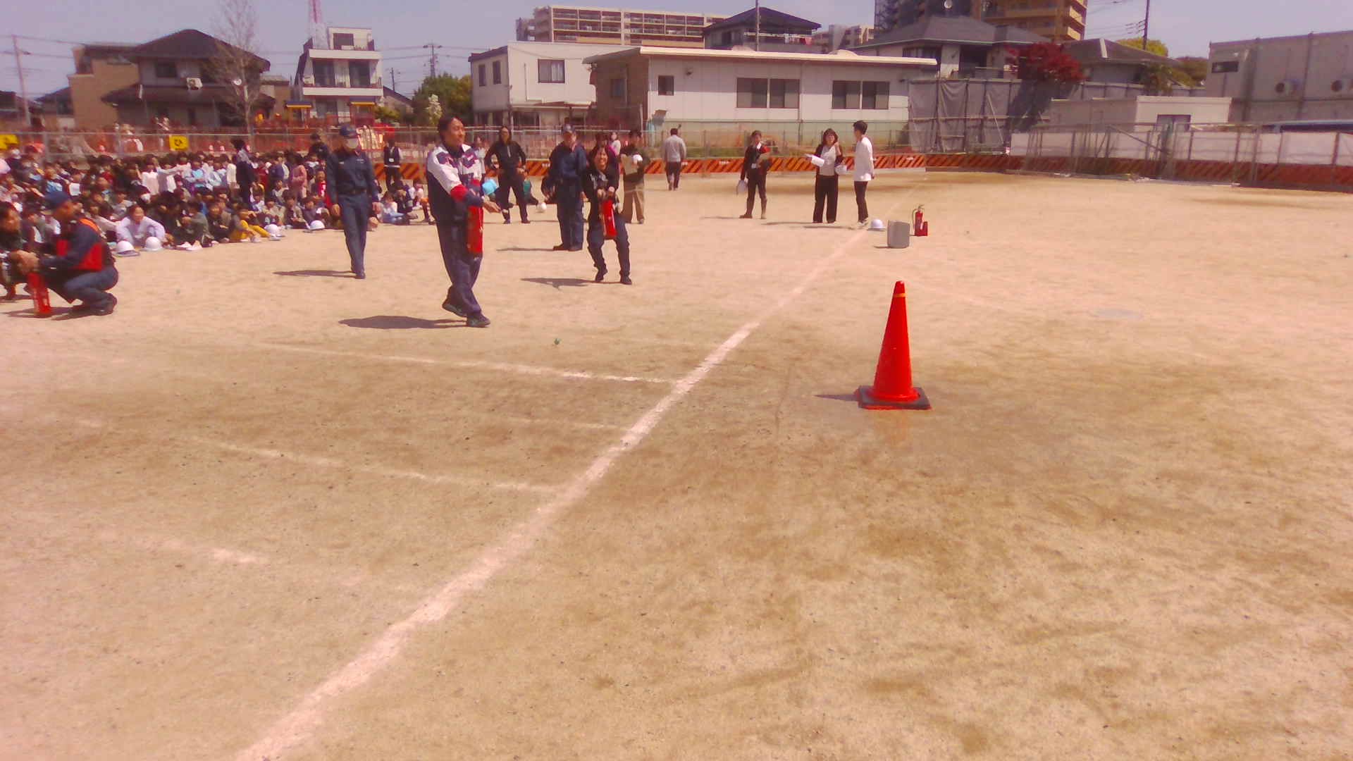水消火器で初期消火の練習