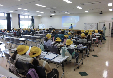 リサイクルプラザで説明を聞く