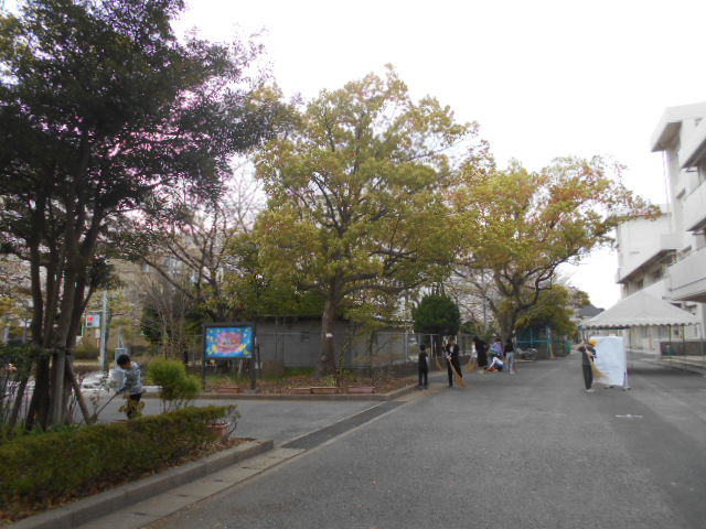 朝そうじをする6年生