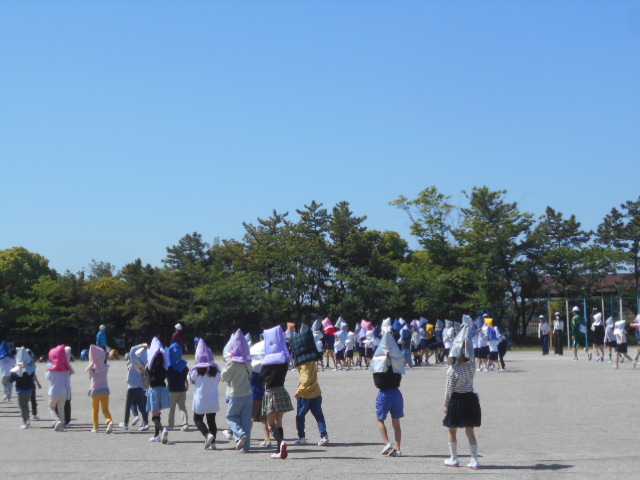 校庭に避難する様子