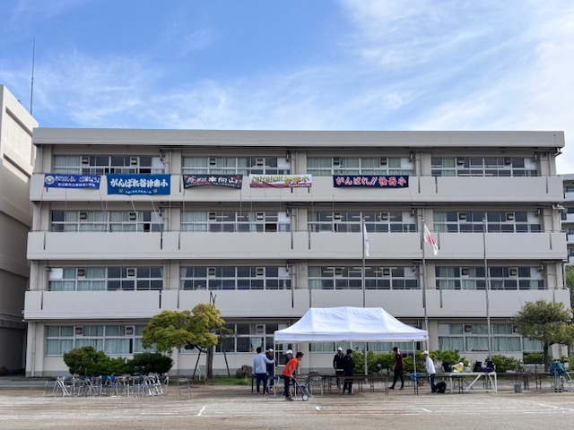 校舎に下げられた5校の横断幕