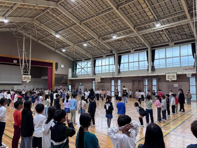 キャンドルサービスの練習をする4年生