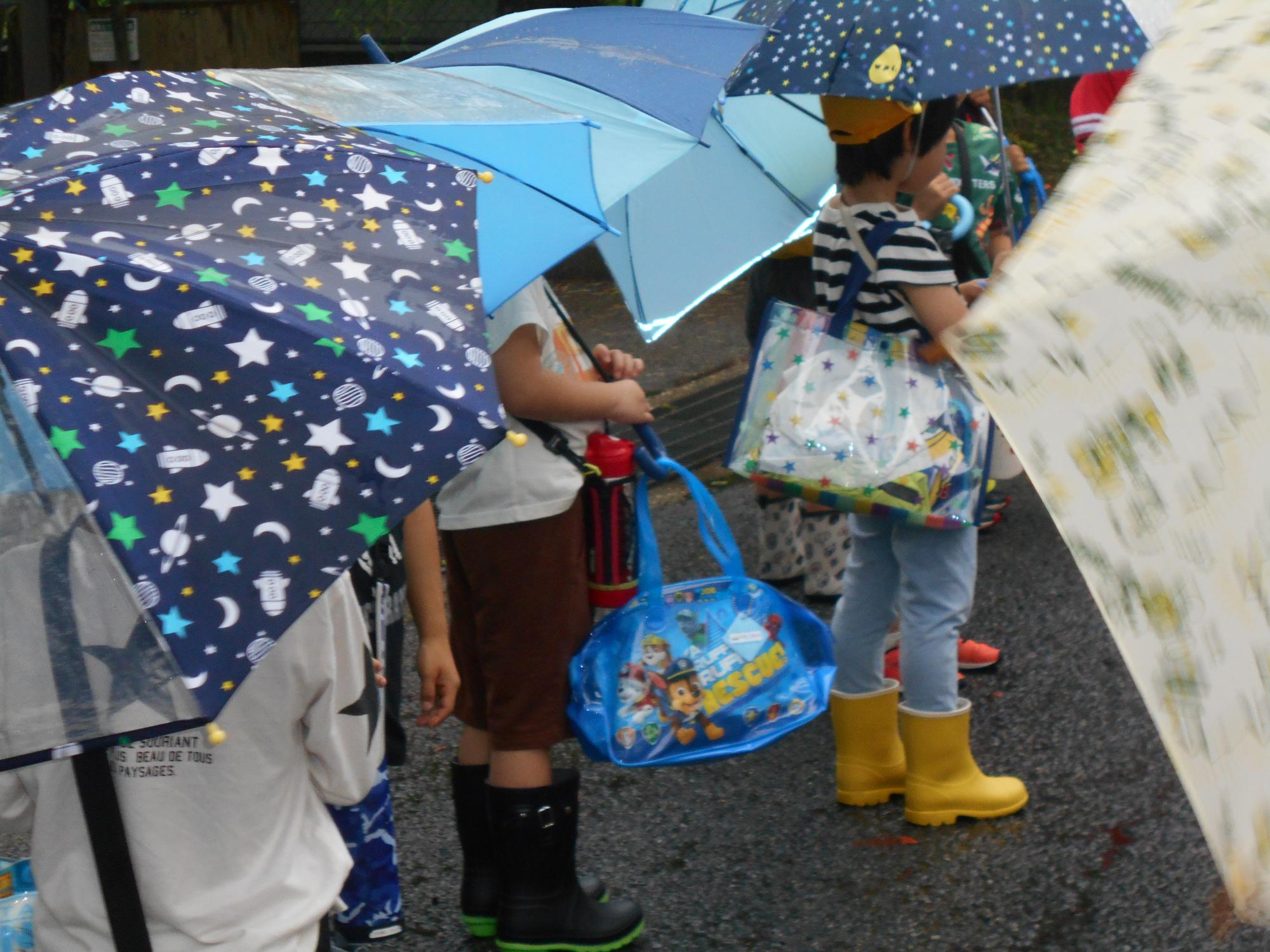 水泳学習に向かう1年生