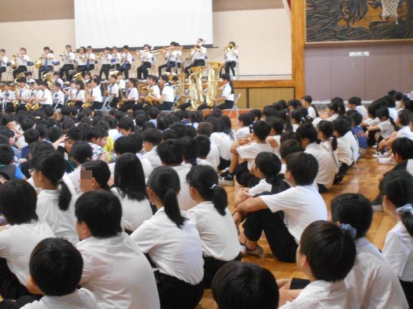 音楽部の発表を見る5年生