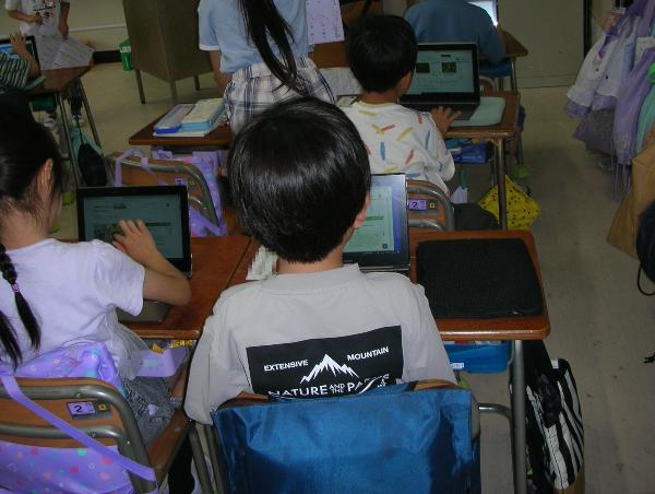 1年生がタブレット端末を使う様子