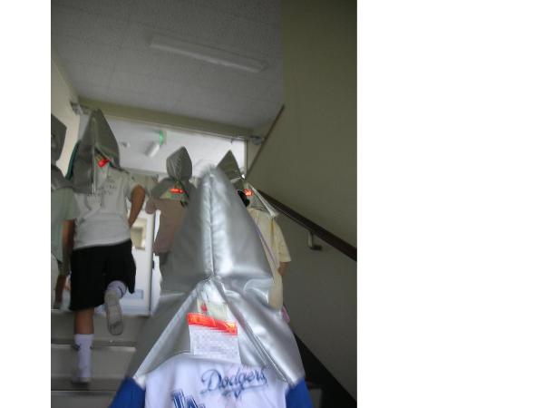 3階へ向かう1年生