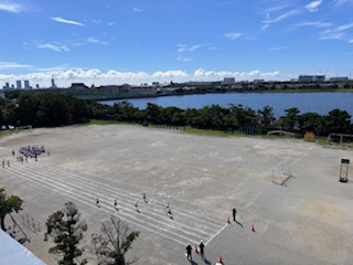 50メートル走のタイムを計る2年生