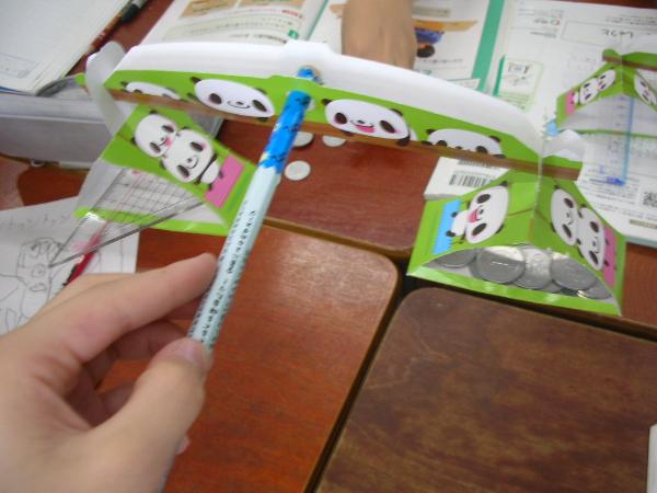 紙の天秤で量る様子