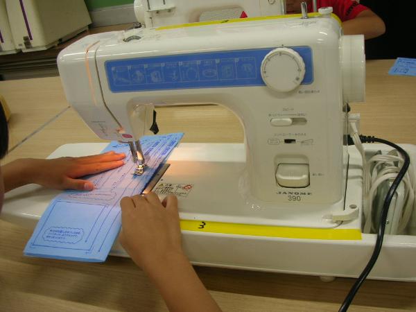 5年生がミシンをかける様子