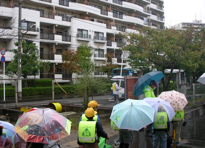 1年生が下校する様子