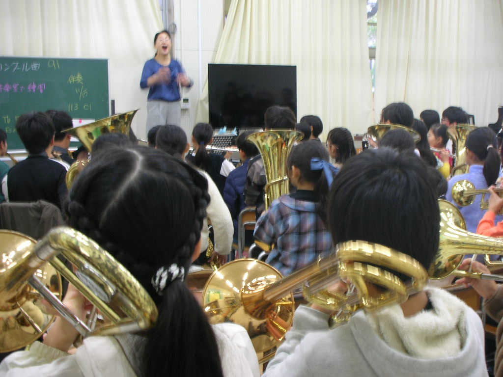 練習する音楽部