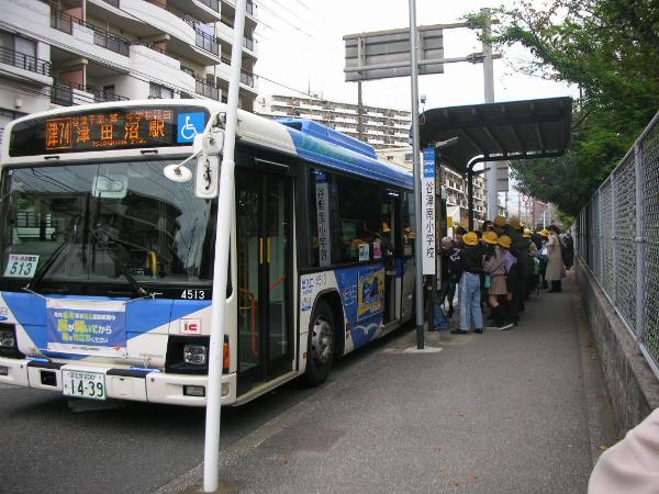 バスで出発する様子