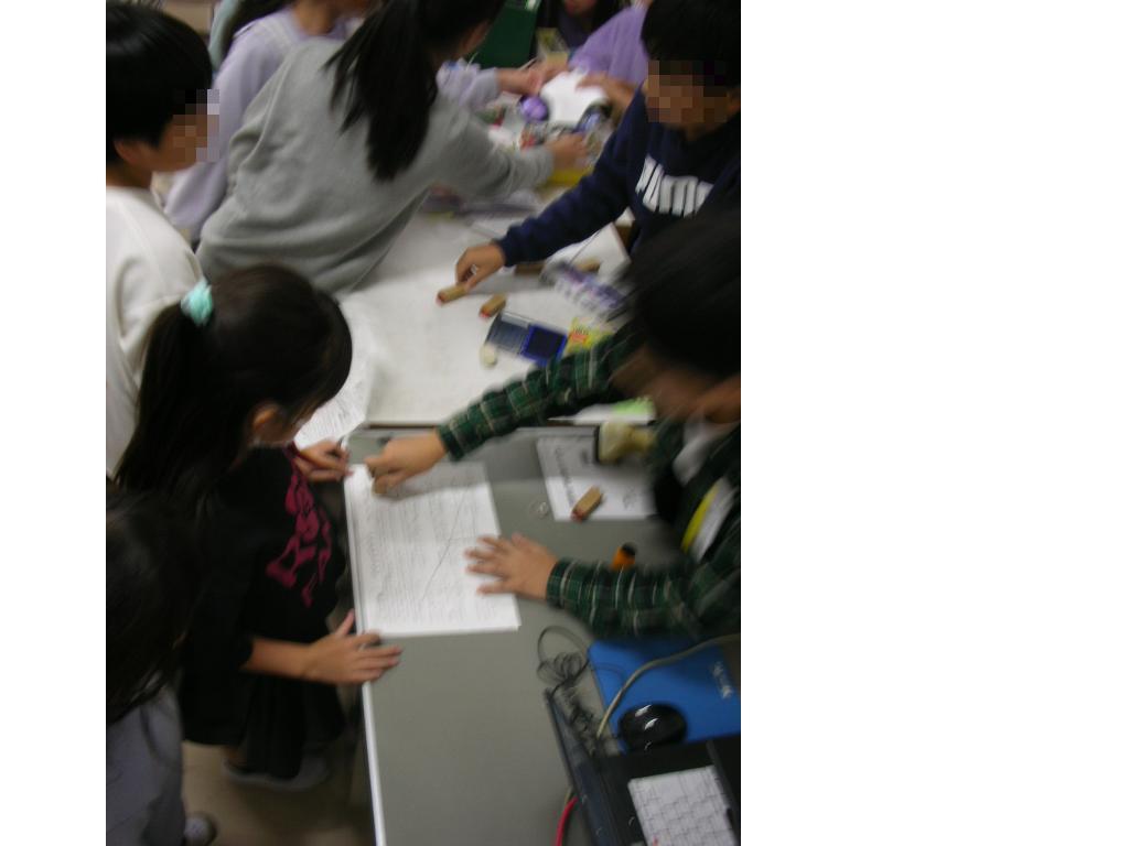 昼休みの図書室の様子