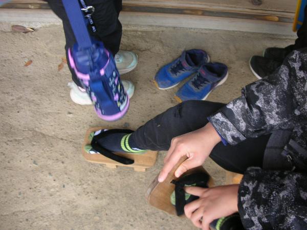 下駄を履いている様子