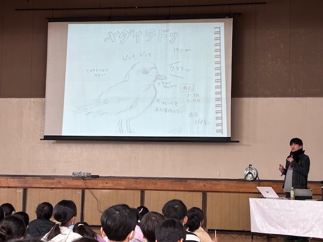 メダイチドリのスケッチについて説明する様子