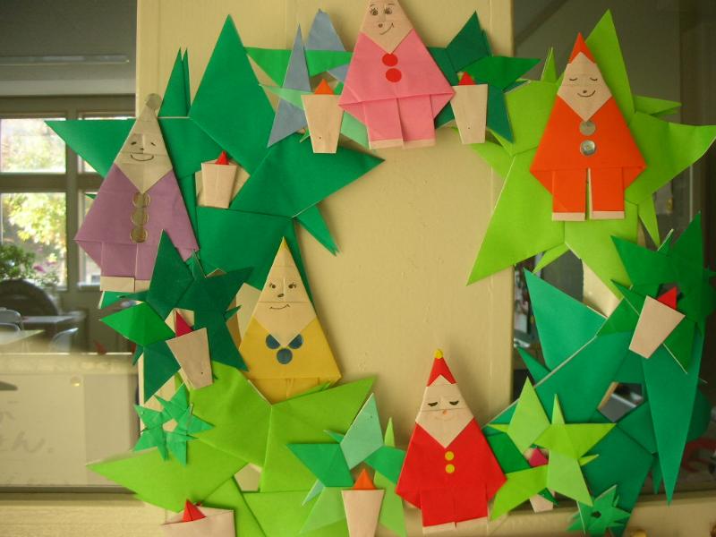 折り紙で作ったクリスマスリース