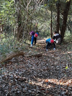斜面をのぼる様子