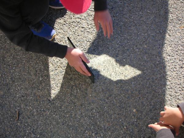 校庭で実験する様子