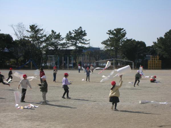 1年生が凧あげする様子