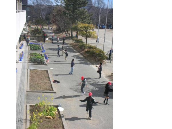 昼休みになわとびをする様子