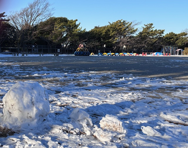 雪の残る校庭