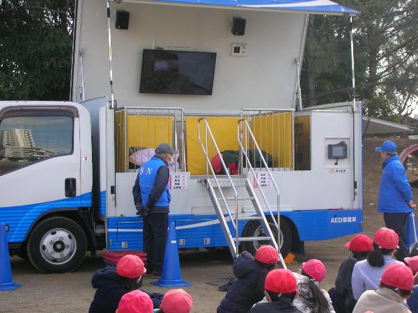 揺れを体験する様子