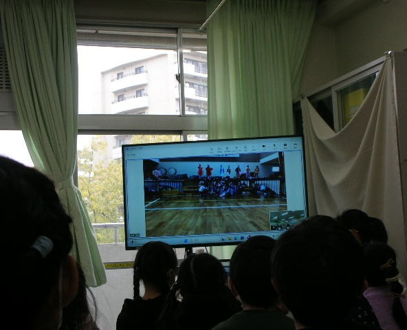 教室で学年練習を確認する様子