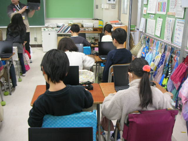 新しいタブレット端末を開く2年生