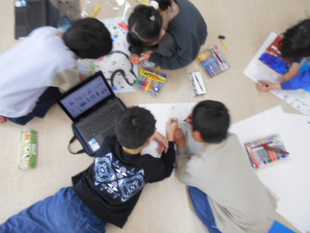 協力して資料を作る様子